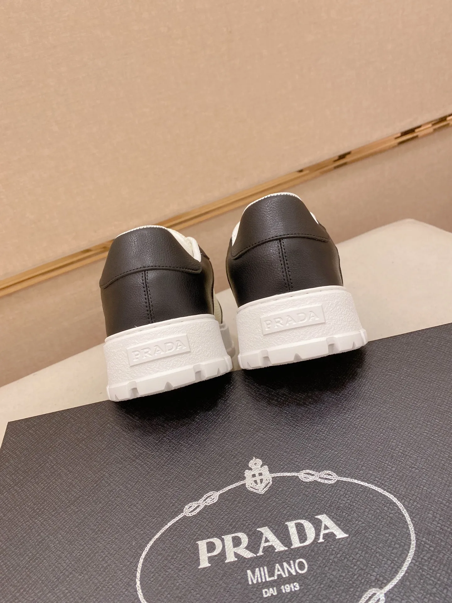 Men's men's shoes💰: 440💰[Prada～Prada] Trendy new styles are on the market. Same style as the official website. Counter quality. Original version. [Strong] [Strong] Imported selected first-layer cowhide. Comfortable and breathable sheepskin lining, fine workmanship, upper layer made of 100% pure cowhide, original last shape, comfortable on the feet, shoe sizes 38 to 44